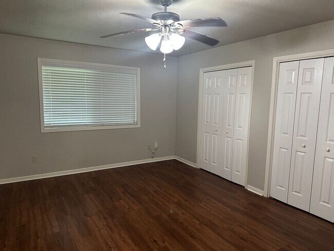 Building Photo - College Station - 3 Bedroom - 2 Bath - 2 vehicle car - Fenced in back yard - House.