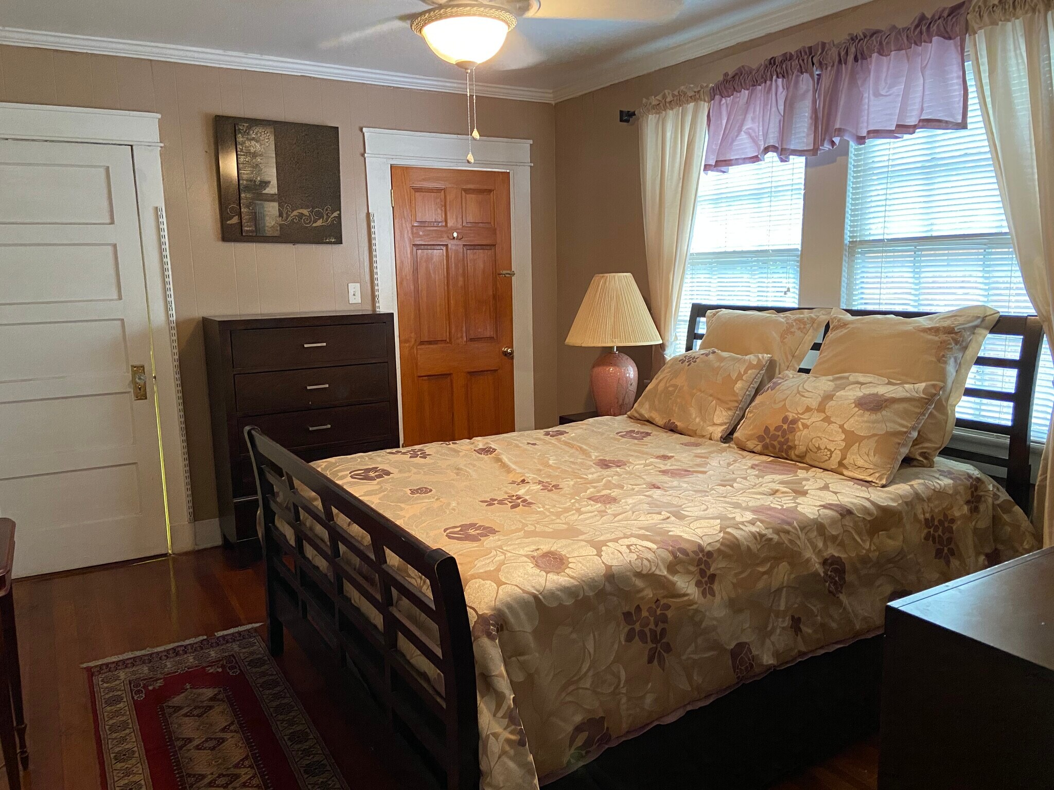 Master bedroom with walk-in closet - 1028 Cherokee St