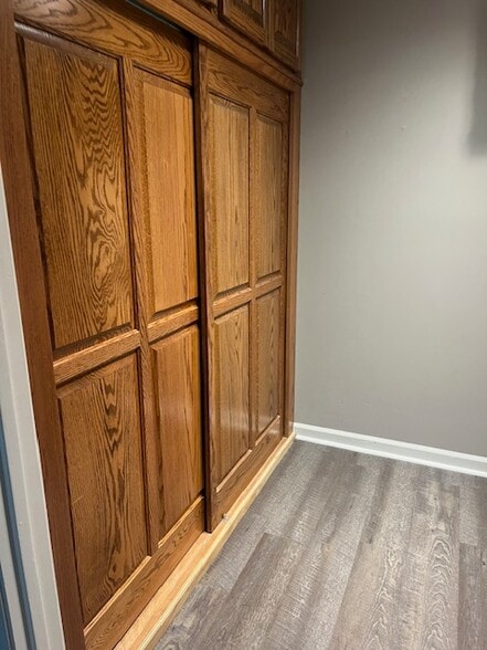 Walk-in closet - 333 Mount Vernon Dr