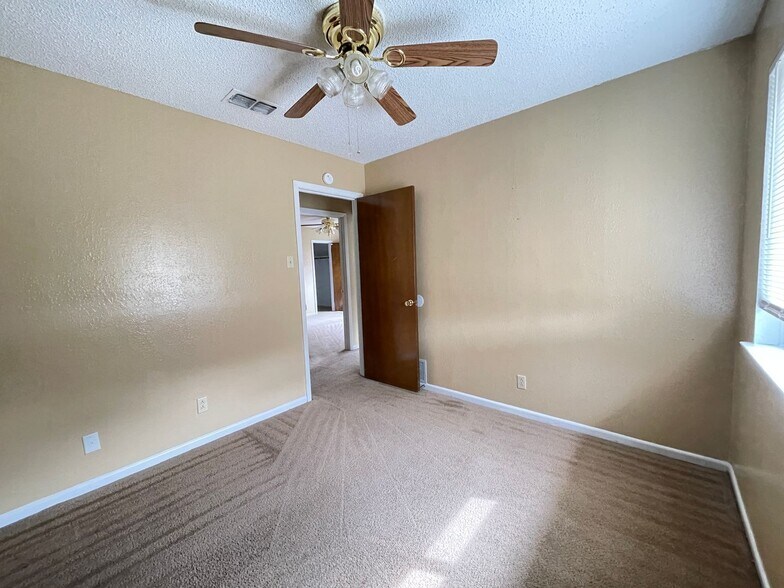 Building Photo - 1409 Farhills Dr