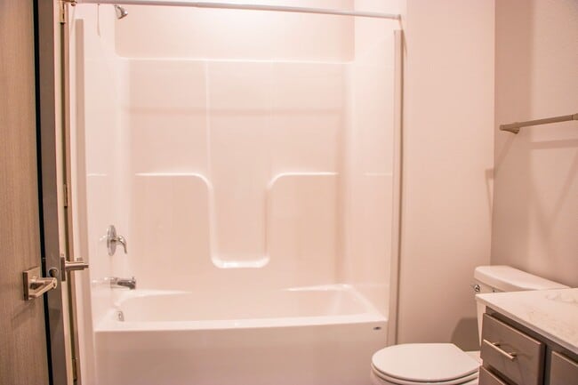 Building Photo - Top Floor 1 bed! Available Now!