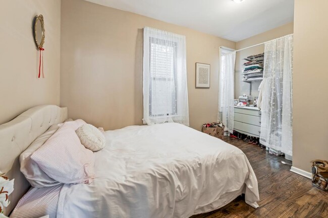Building Photo - 3 bedroom in Chicago IL 60657