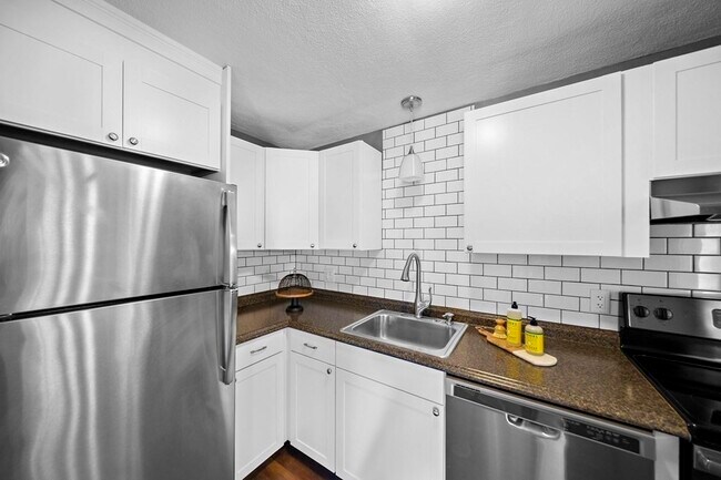 Building Photo - 80 Fountain Ln