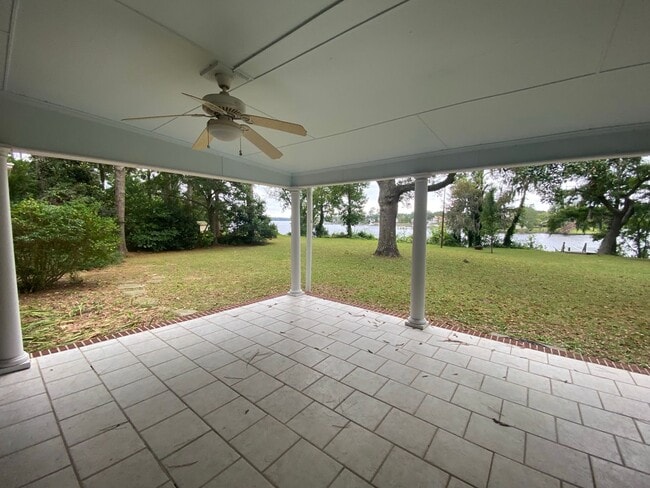 Building Photo - Beautiful 3 BR/2.5 BA Waterfront Home on Trent River!