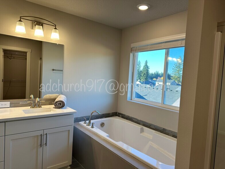 Primary Soak Tub - 37539 Sockeye St