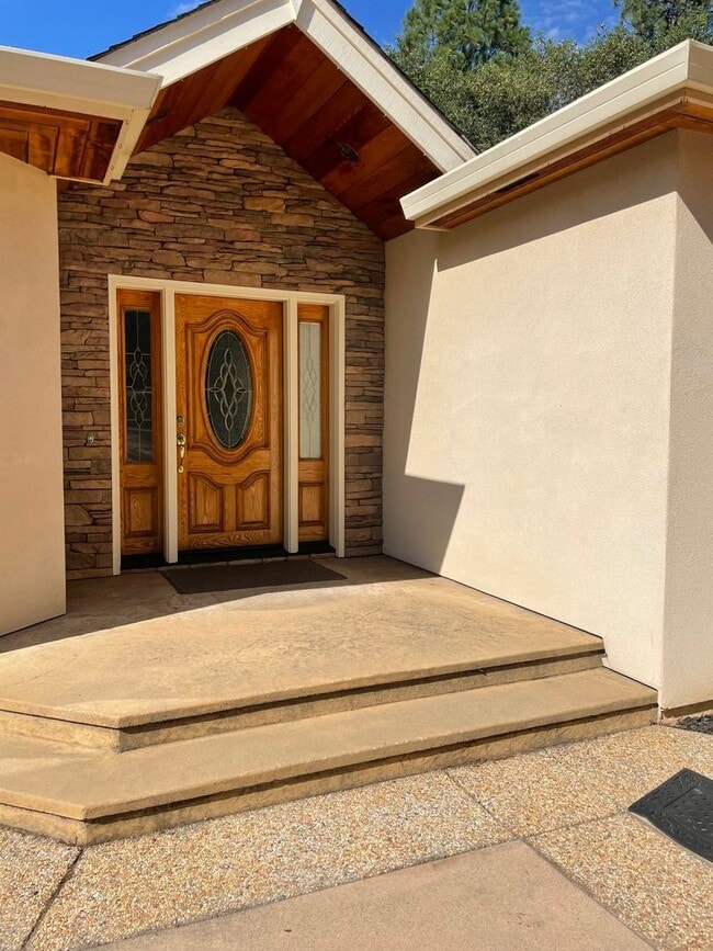 Building Photo - 3 bedroom, 3 bath, entertainment room, lib...