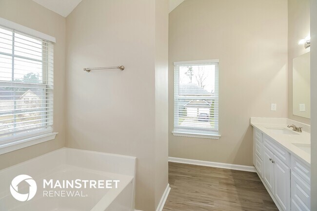 Building Photo - 561 Vaughan Dr