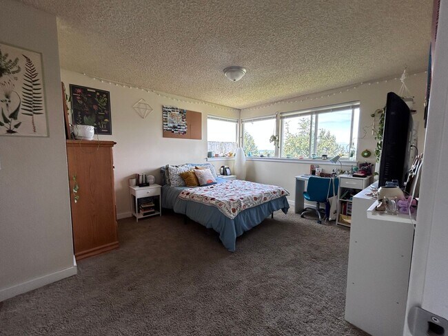 Building Photo - Large 4 Bedroom home with views of Bellingham Bay and Garage