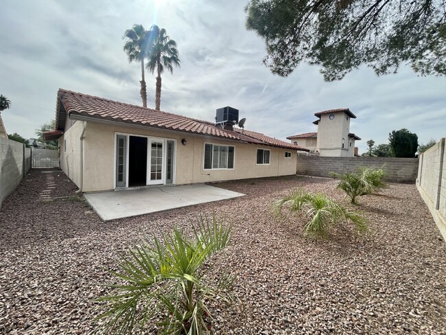 Building Photo - Gorgeous Single Story 3 Bed, 2 Bath Single...