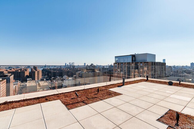 Building Photo - 200 E 21st St