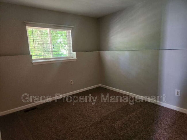 Building Photo - 3300 Queen Ct
