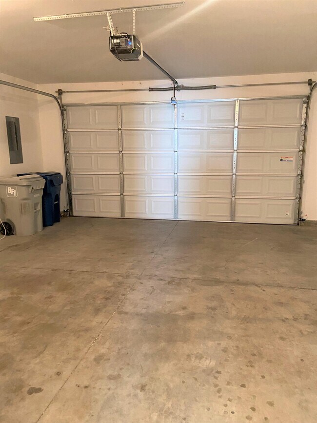 Building Photo - 677 S Pine Tree Ln