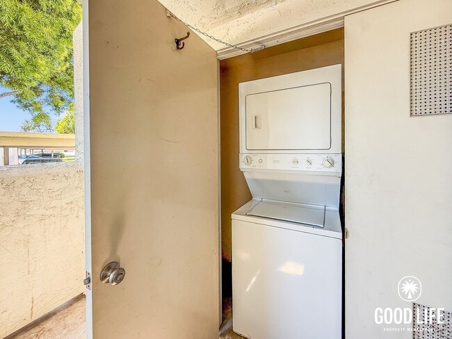Building Photo - SD: Bright 1BD/1BA Condo in Mira Mesa with Pool, Private Patio & Reserved Parking