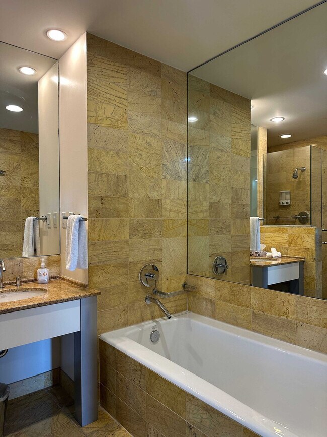 Building Photo - 1395 Brickell Ave