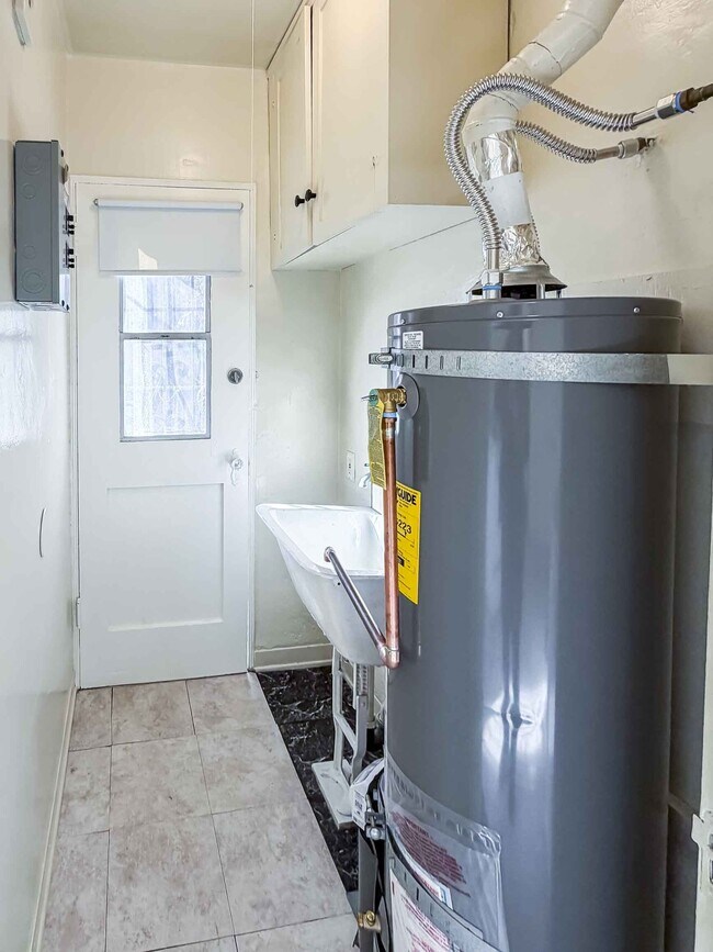 Building Photo - 3427 12th Ave