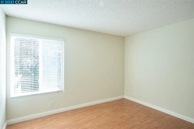 Building Photo - 2728 Oak Rd