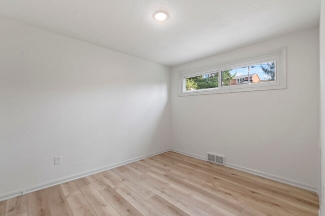 Building Photo - READY NOW! Fully RENOVATED 3 bedroom in SCOTT TOWNSHIP!