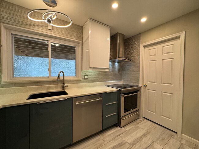 Building Photo - Gorgeous 3 Bed 1.5 Bath Single-Family Home...