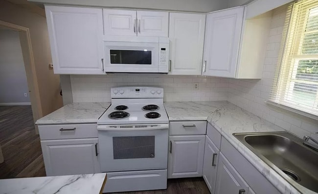 Building Photo - Beautiful home available today!