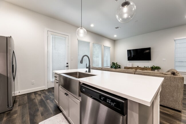 Building Photo - 5725 White Magnolia St.