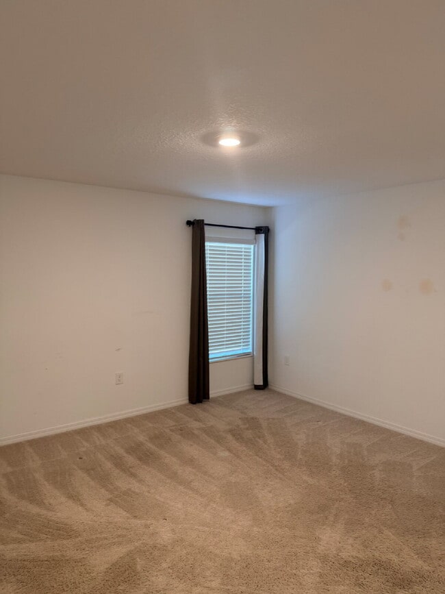 Building Photo - Beautiful 3 Bedroom, 2 Bathroom, 2 Car Garage home for rent in Royal Highlands on .46 acres!