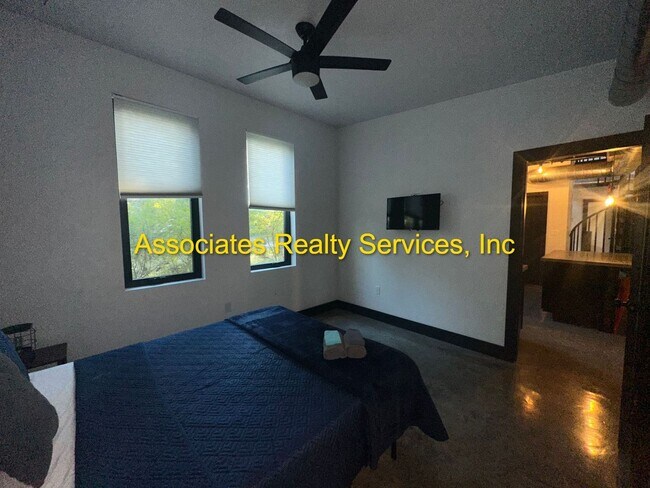 Building Photo - Modern Industrial 2Bed/2Bath Plus Loft in NW Gainesville