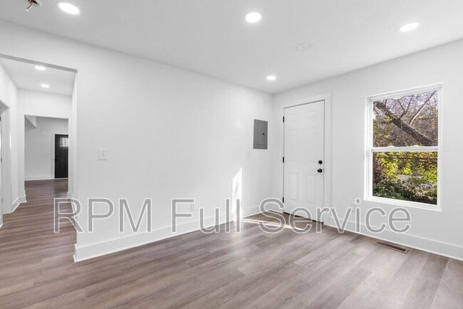 Building Photo - 1405 14th Ave N