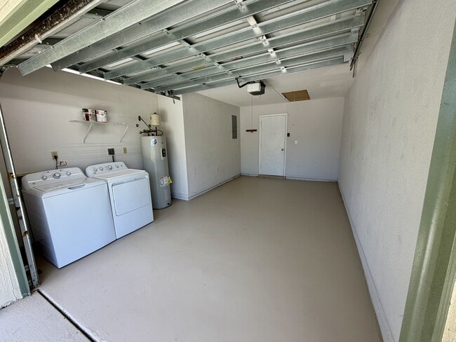 Building Photo - 1590 SE Dewberry Ct