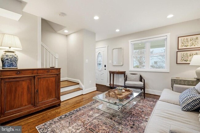 Building Photo - 19 Clifford Ave