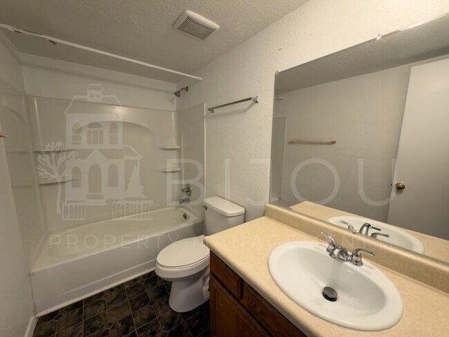 Building Photo - 2405 Split Rock Dr