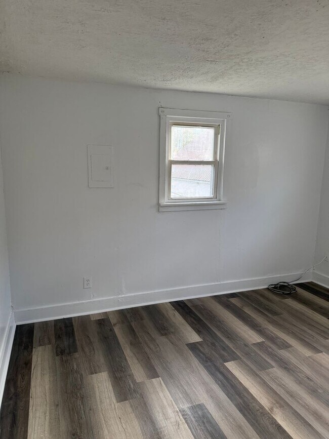 Building Photo - 124 S Chillicothe St