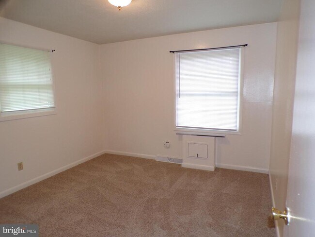 Building Photo - 111 Walnut Dr