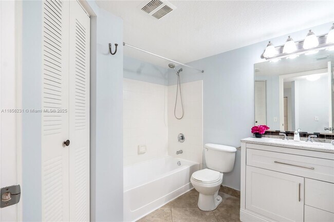 Building Photo - 1308 Villa Cir