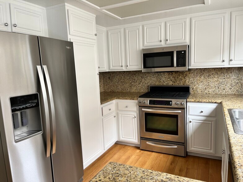Kitchen - 1345 E Grand Ave