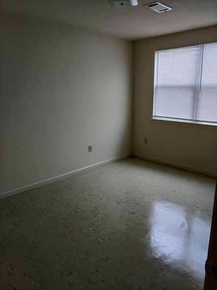 Building Photo - 2312 Rose Dr