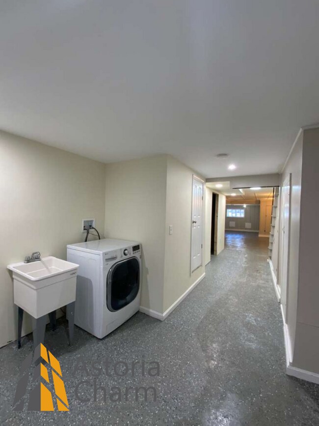 Building Photo - 3 Bedroom 1.5 Bath Baltimore Home with Finished Basement and Fenced Yard