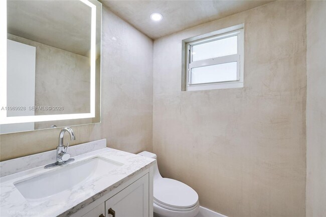 Building Photo - 9023 NE 4th Avenue Rd