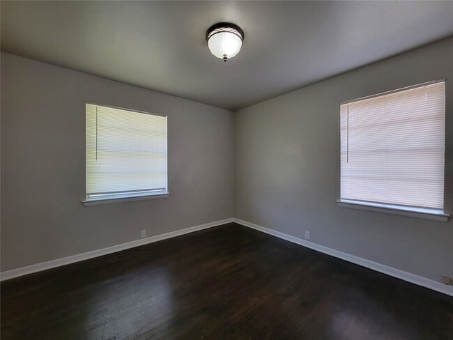 Building Photo - 1220 Lewis Dr