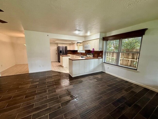 Building Photo - 9407 Pinole Ln