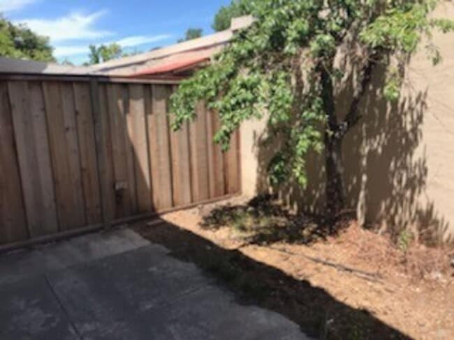 Building Photo - End unit 3 bedroom Townhouse Near Andrew H...