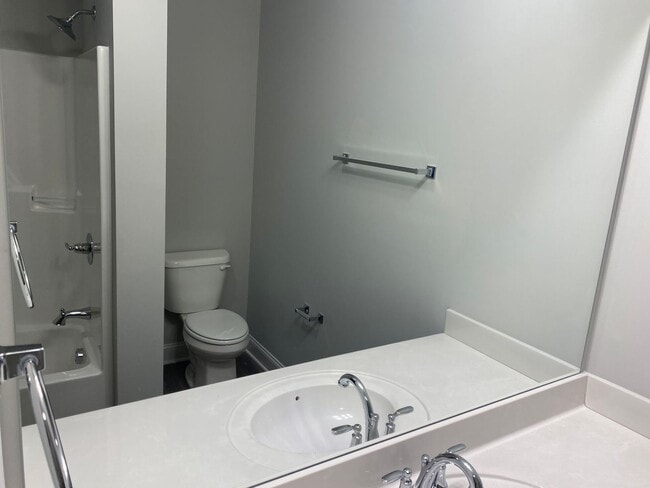 Building Photo - Modern 3-Bedroom Townhome!