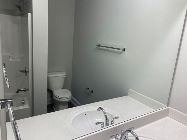 Building Photo - Spacious 3BR Townhome with Modern Finishes & Lawn Care Included!