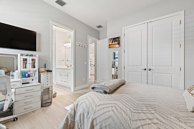 Building Photo - 12955 SW Kanner Hwy