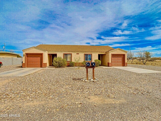 Building Photo - 4205 N Montezuma Dr
