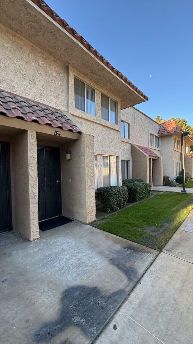 Building Photo - 2 Bedrooms Townhome Availble For Rent in Indio