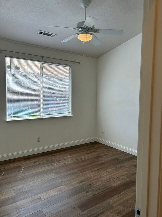 Building Photo - **READY FOR MOVE IN** Single Story Home in...
