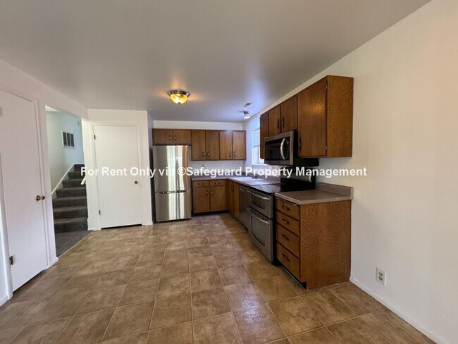 Building Photo - Charming 3-Bedroom Duplex w/ Garage & Shared Yard