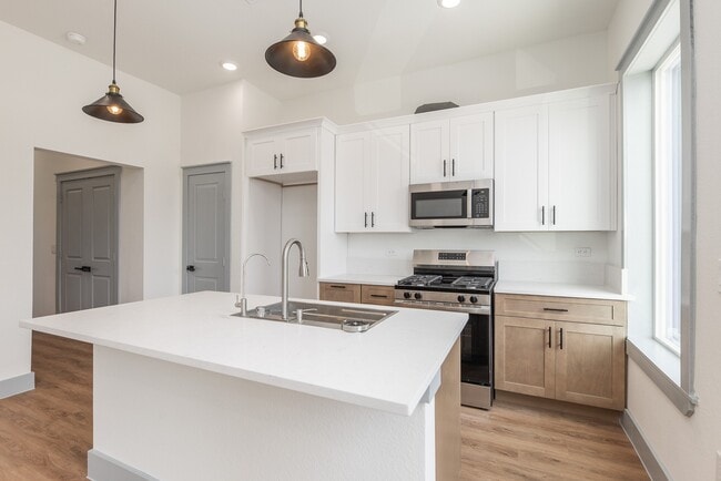 Building Photo - 704 S 1st St