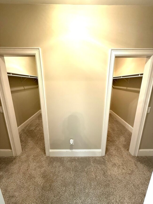 Building Photo - ** 4 Bed 3 Bath located in Old Cloverdale ** Call 334-366-9198 to schedule a self-tour