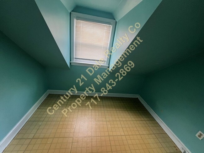 Building Photo - 3 BR 1 Bath Home in Central York School District with an attached Garage